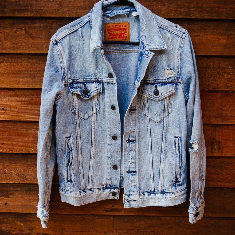 Light-wash faded and distressed Levi’s blue denim jean jacket, unisex small